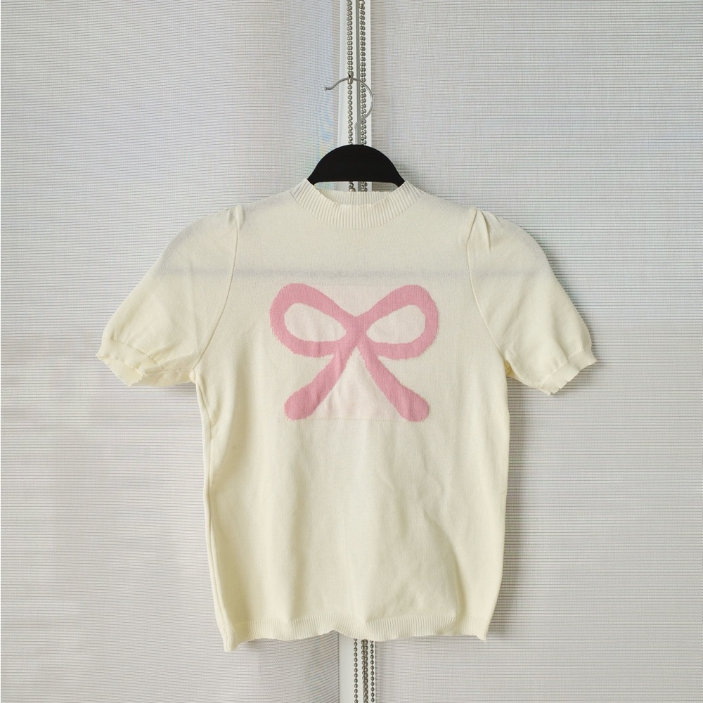 Chic Cream Sweater with Pink Bow